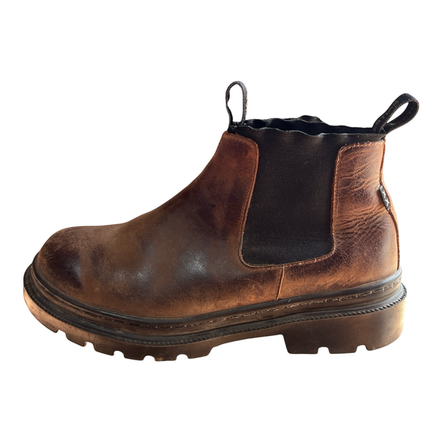 Botines Chelsea La Pichilemina de cuero rústico café con acabado envejecido, paneles elásticos y suela de goma dentada.