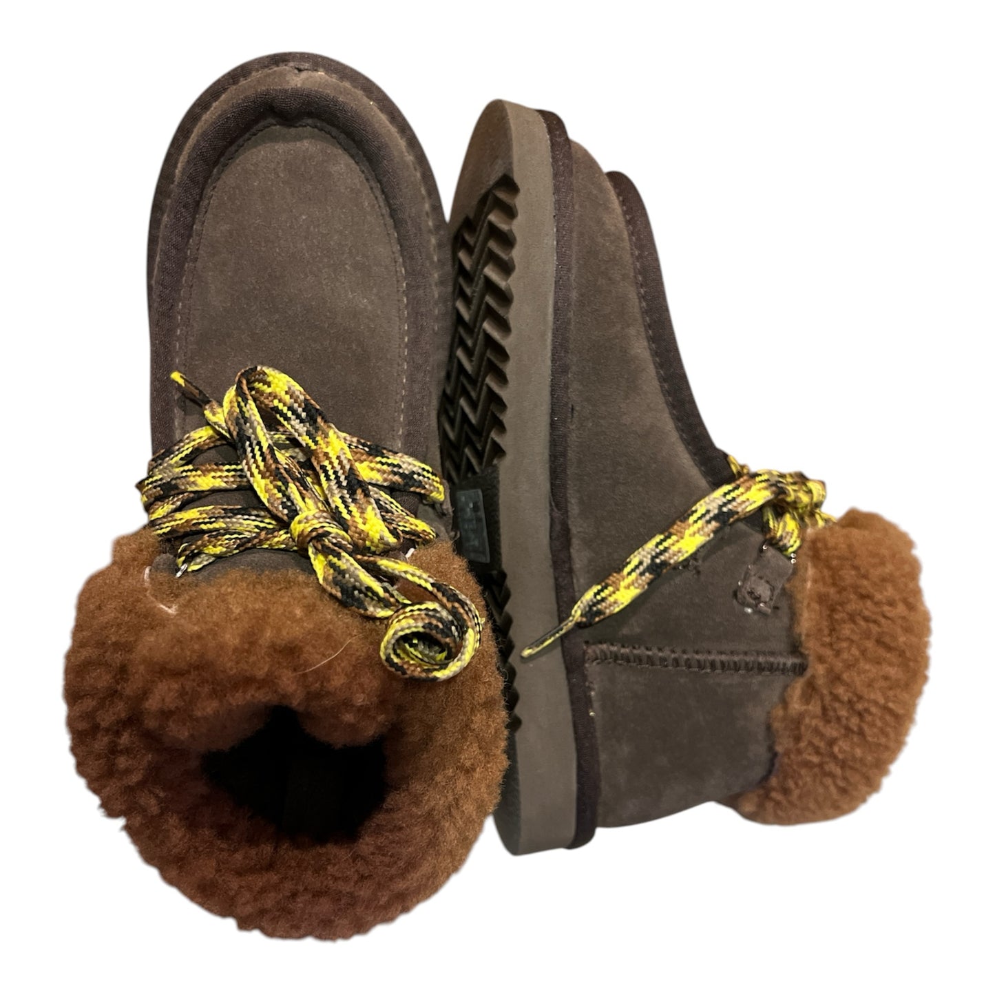Botines La Pichilemina de gamuza café con forro de lana, cuello de pelaje sintético y cordones técnicos bicolor.