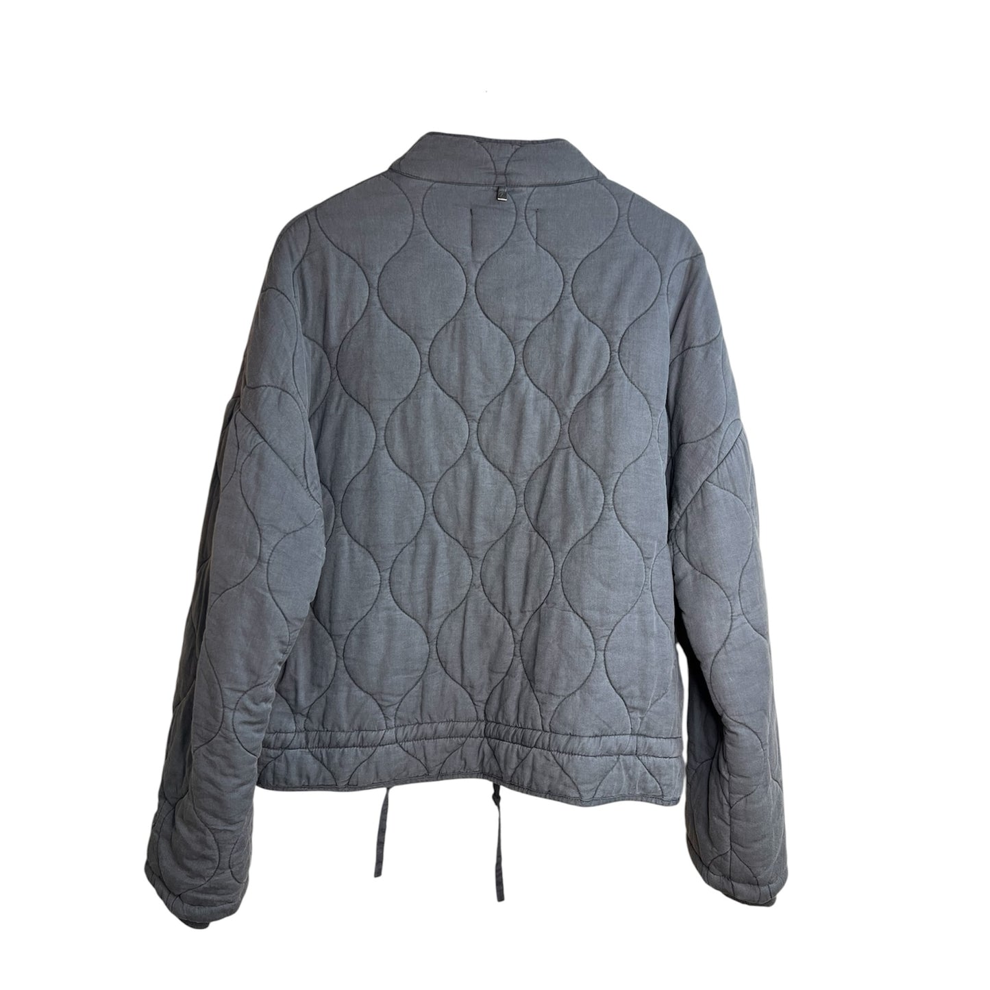 Vista posterior de chaqueta acolchada La Pichilemina en color gris oscuro con patrón geométrico y cordón ajustable