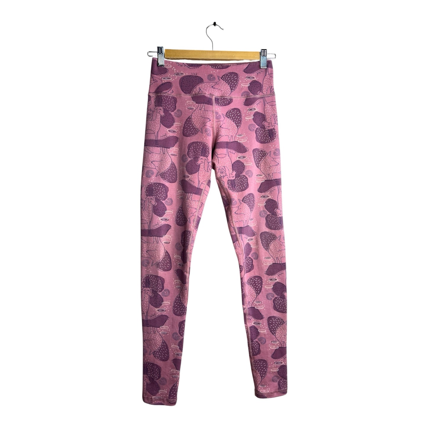 Leggings de tiro alto La Pichilemina en color rosado con estampado artístico lúdico, tela elástica y pretina firme.