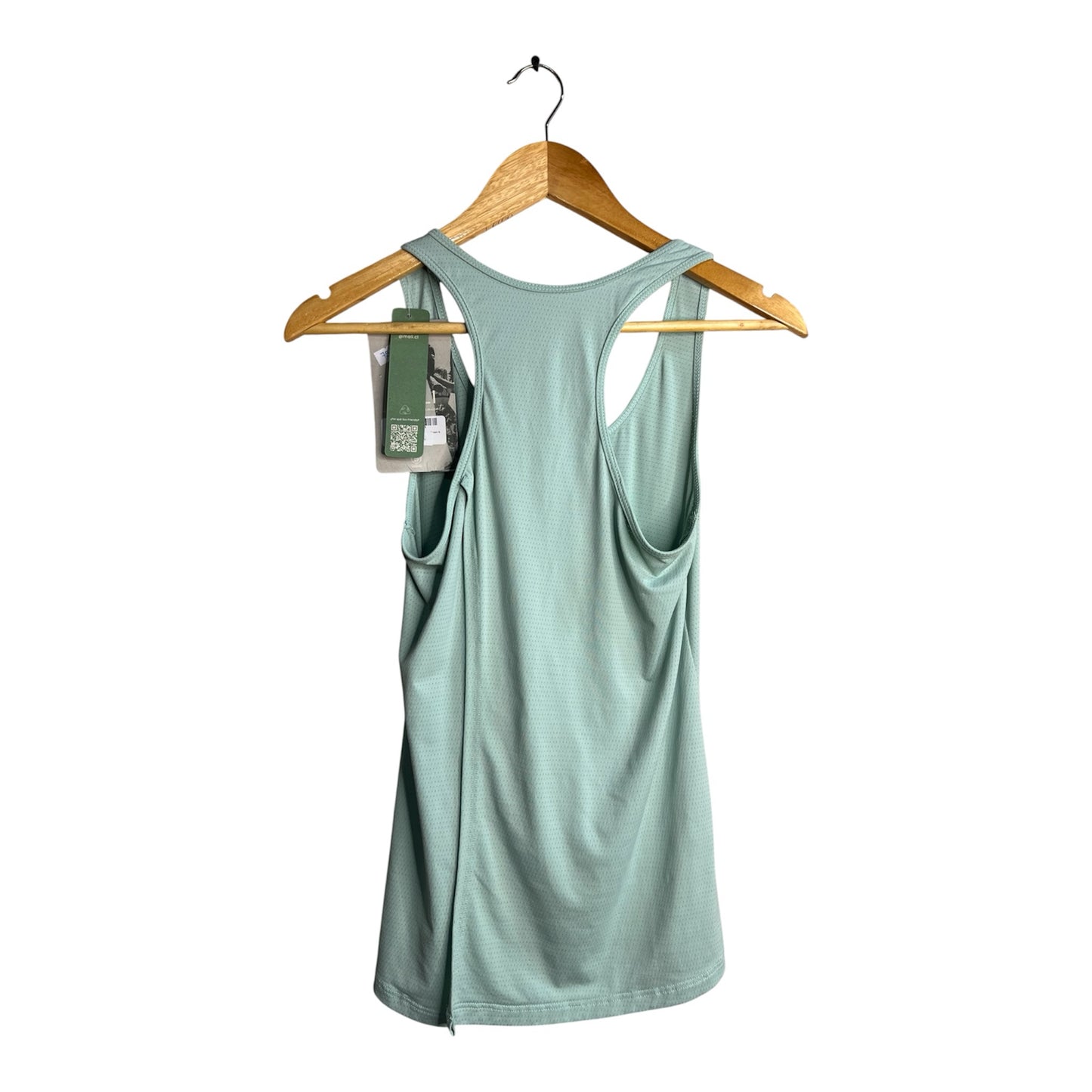 Polera deportiva La Pichilemina verde agua con espalda nadador y tejido técnico microperforado en percha de madera