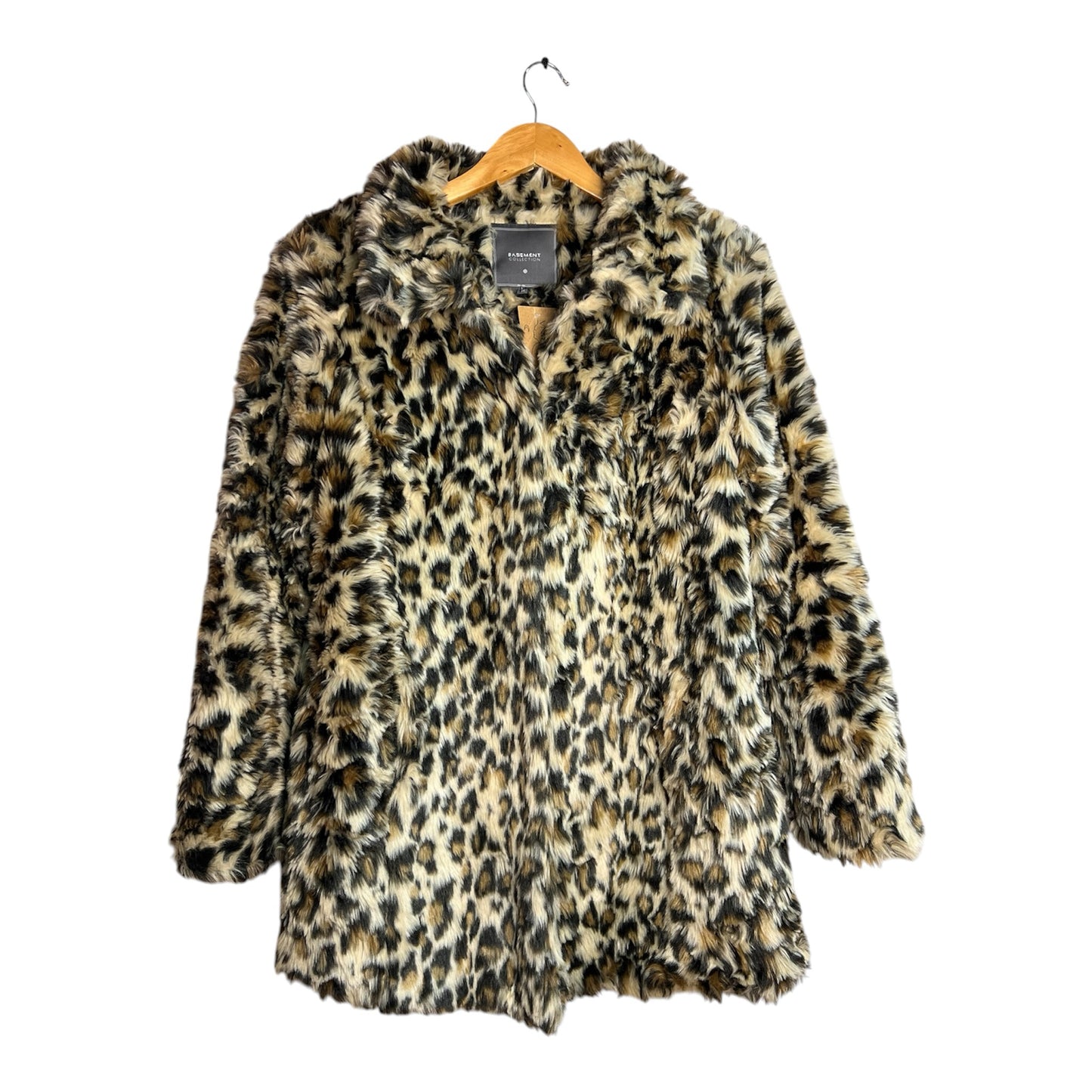 Abrigo La Pichilemina de piel sintética con estampado animal print de leopardo en tonos tierra y cuello estructurado.