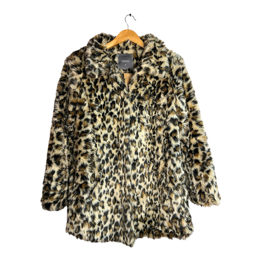 Abrigo La Pichilemina de piel sintética con estampado animal print de leopardo en tonos tierra y cuello estructurado.