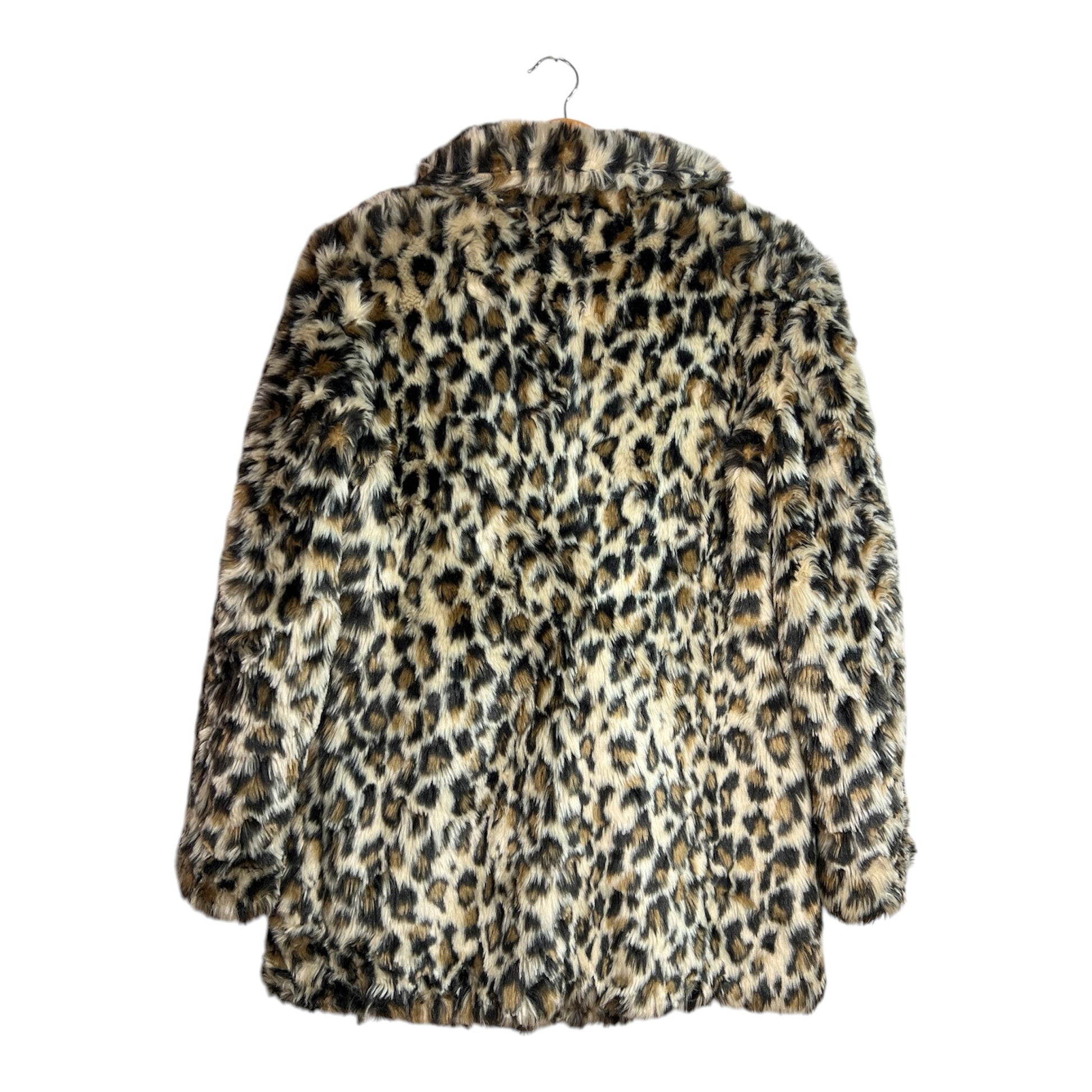 Abrigo La Pichilemina de piel sintética con estampado de leopardo en tonos tierra, vista trasera sobre percha.