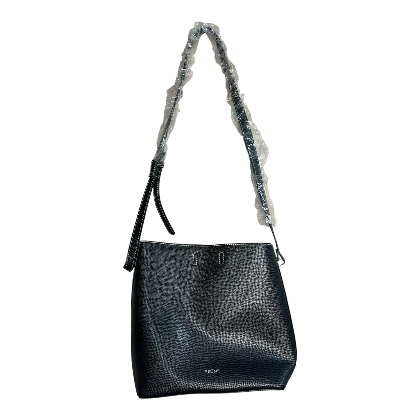 Bolso tote negro La Pichilemina de Prüne con textura grabada, costuras a contratono y correa ajustable para el hombro.