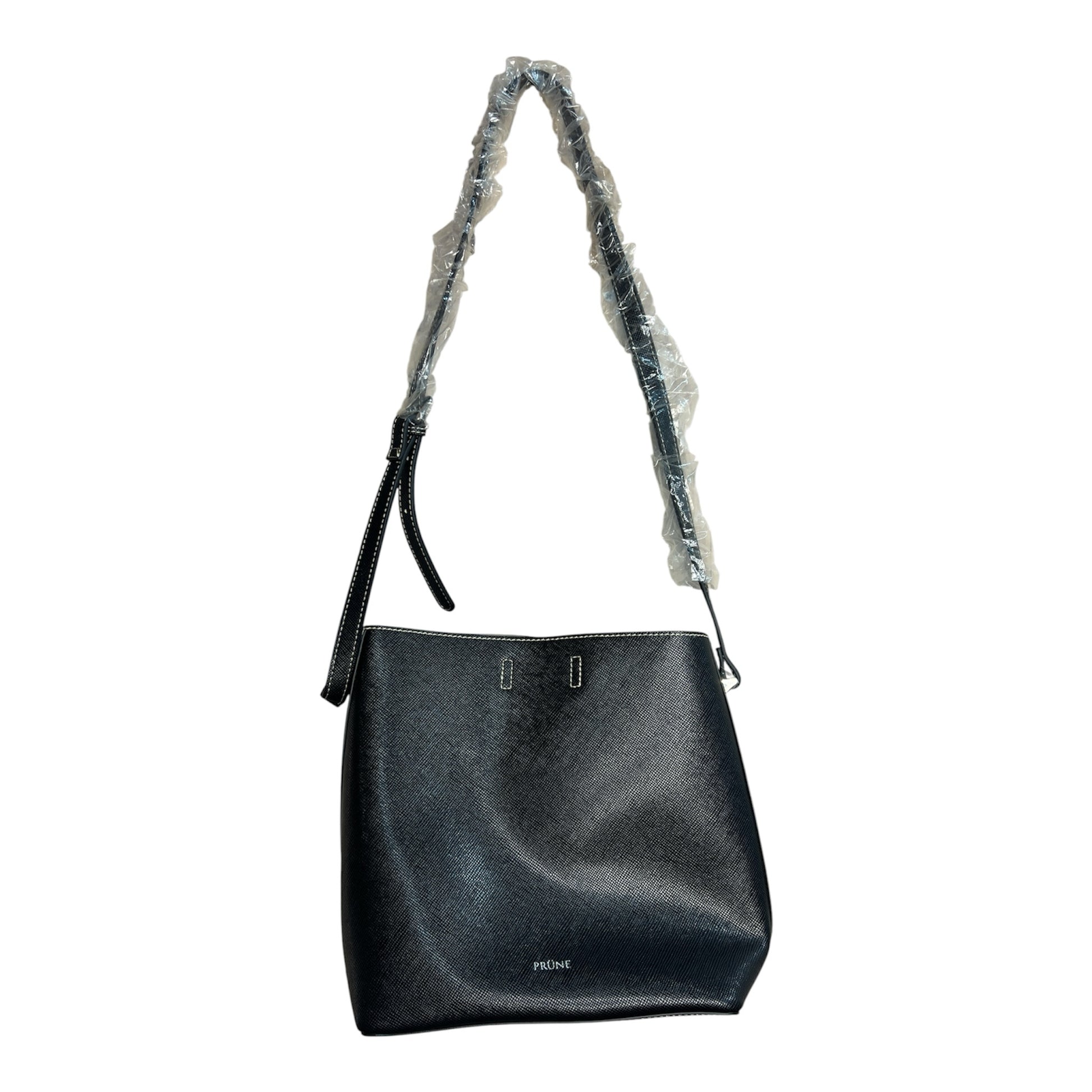 Bolso tote negro La Pichilemina de Prüne con textura grabada, costuras a contratono y correa ajustable para el hombro.