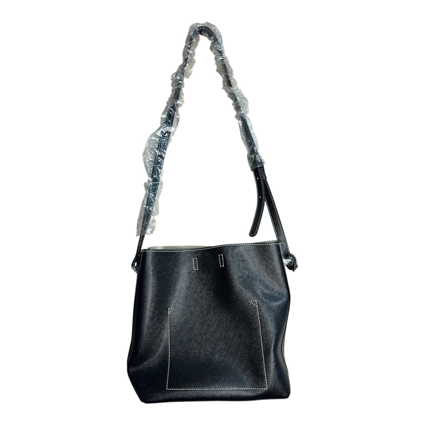 Bolso tote negro La Pichilemina con costuras blancas, diseño tipo bucket en material sintético y correa ajustable.
