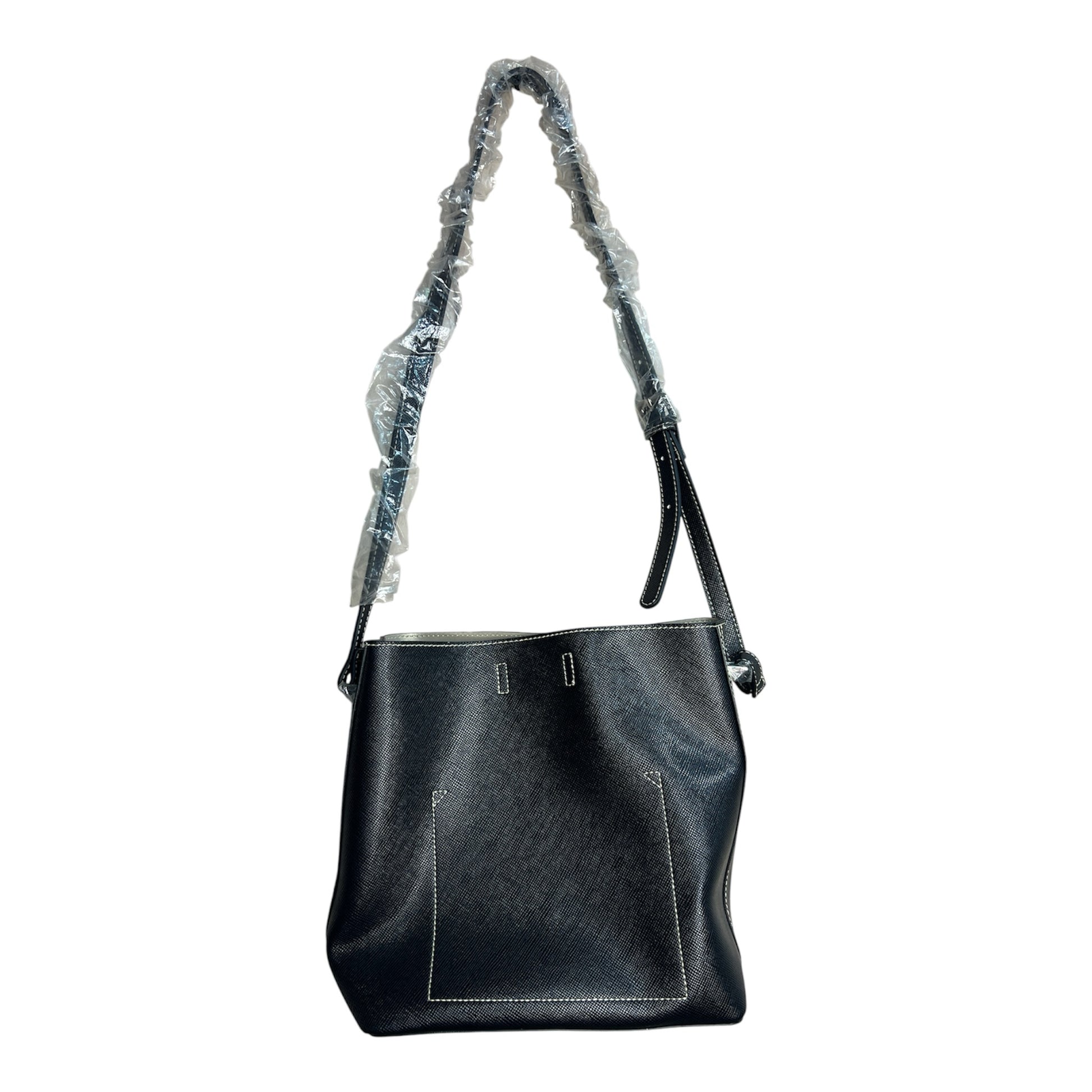 Bolso tote negro La Pichilemina con costuras blancas, diseño tipo bucket en material sintético y correa ajustable.