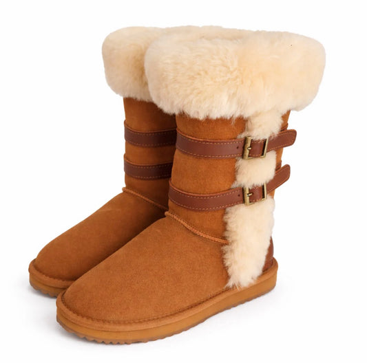 Botas de invierno La Pichilemina de gamuza café con forro de lana natural, correas ajustables y hebillas metálicas.
