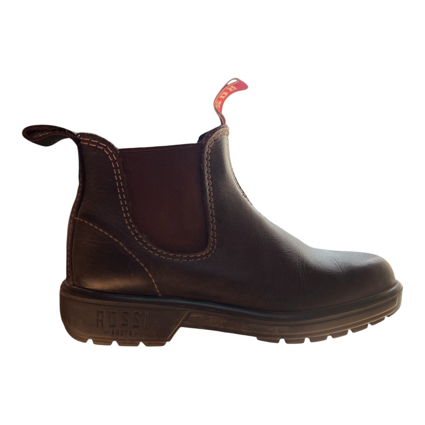 Botines Chelsea La Pichilemina Rossi Boots de cuero café oscuro con paneles elásticos y suela de goma resistente.