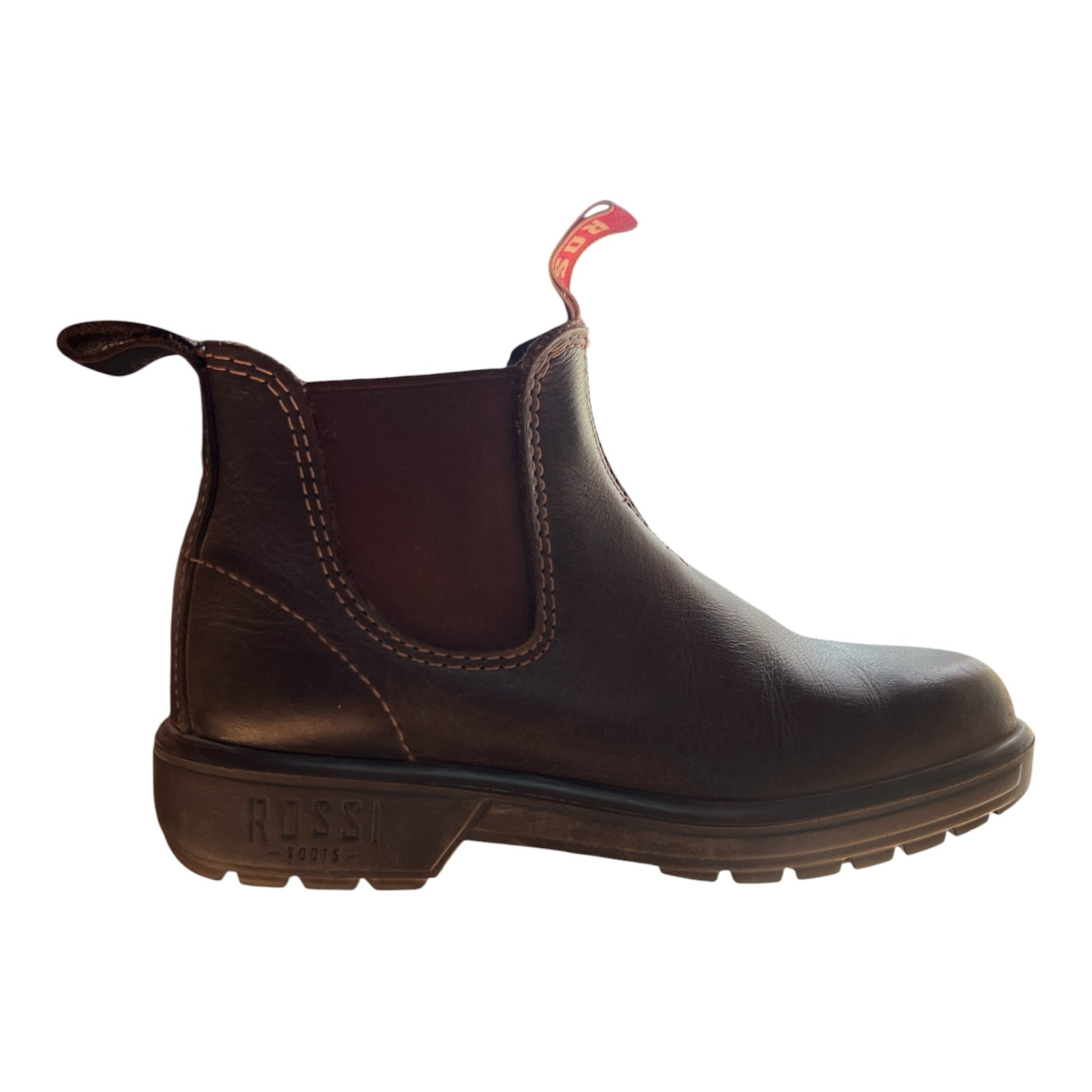 Botines Chelsea La Pichilemina Rossi Boots de cuero café oscuro con paneles elásticos y suela de goma resistente.