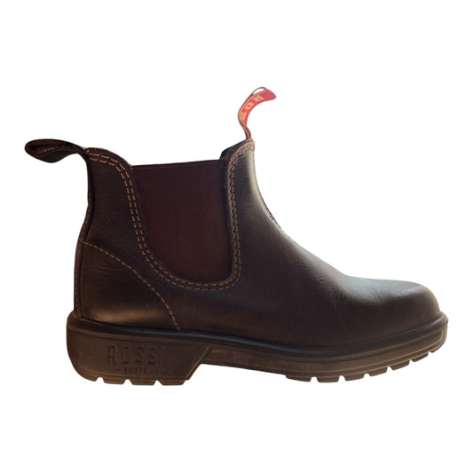Botines Chelsea La Pichilemina Rossi Boots de cuero café oscuro con paneles elásticos y suela de goma resistente.