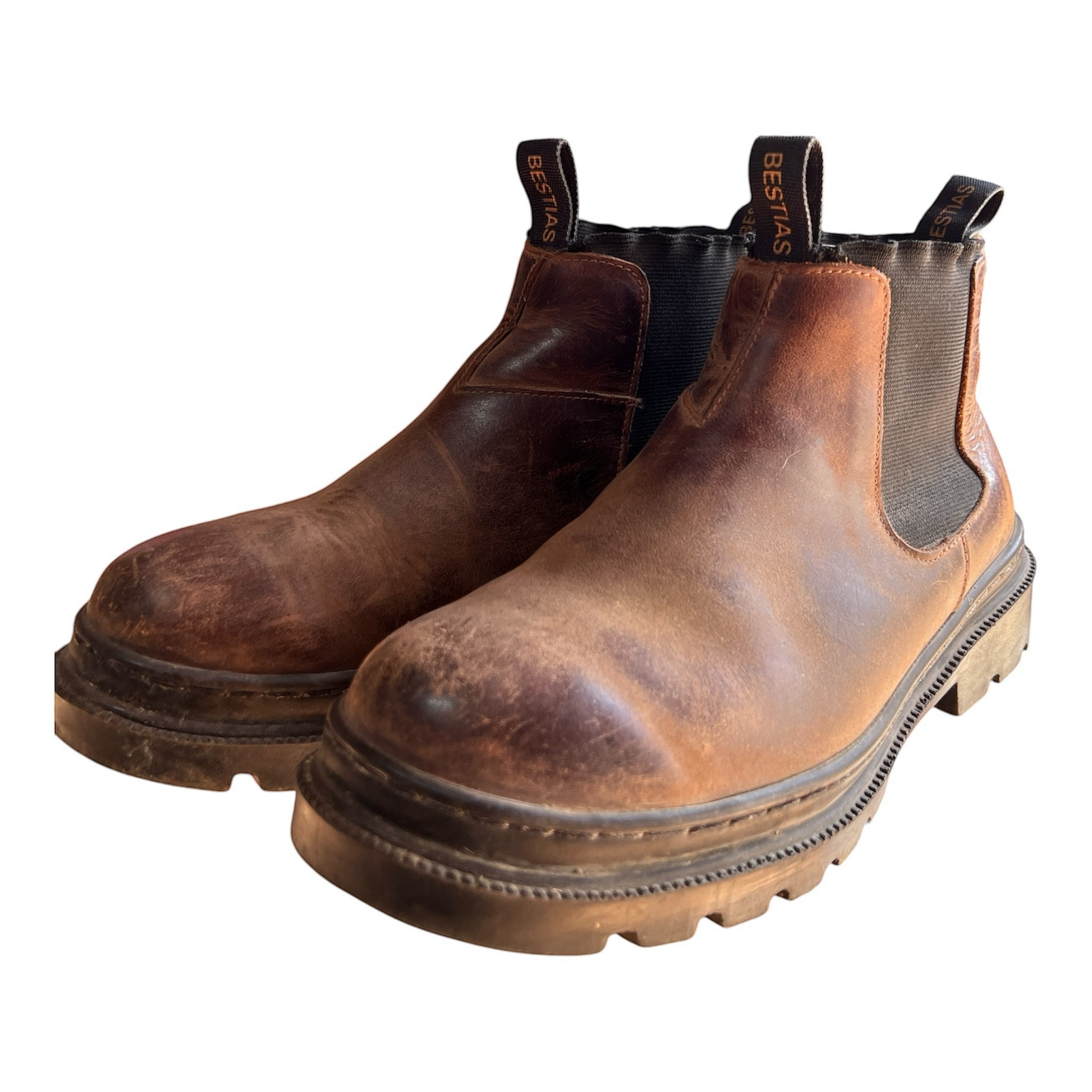 Botines Chelsea La Pichilemina de cuero rústico envejecido con suela de goma dentada y paneles elásticos laterales.