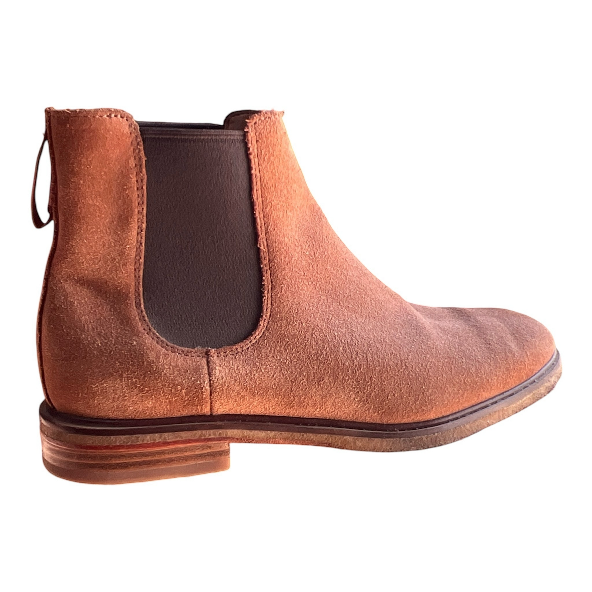 Botines Chelsea La Pichilemina de gamuza café con paneles elásticos laterales y suela resistente para hombre