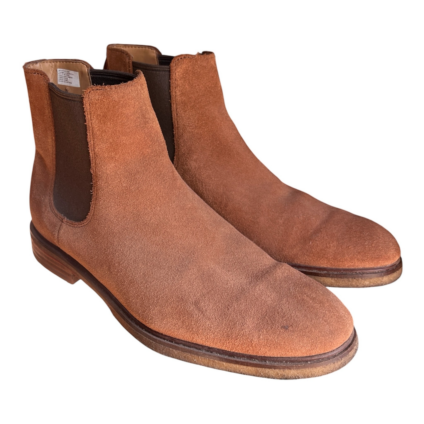 Botines Chelsea La Pichilemina de gamuza café para hombre con paneles elásticos laterales oscuros y suela resistente.
