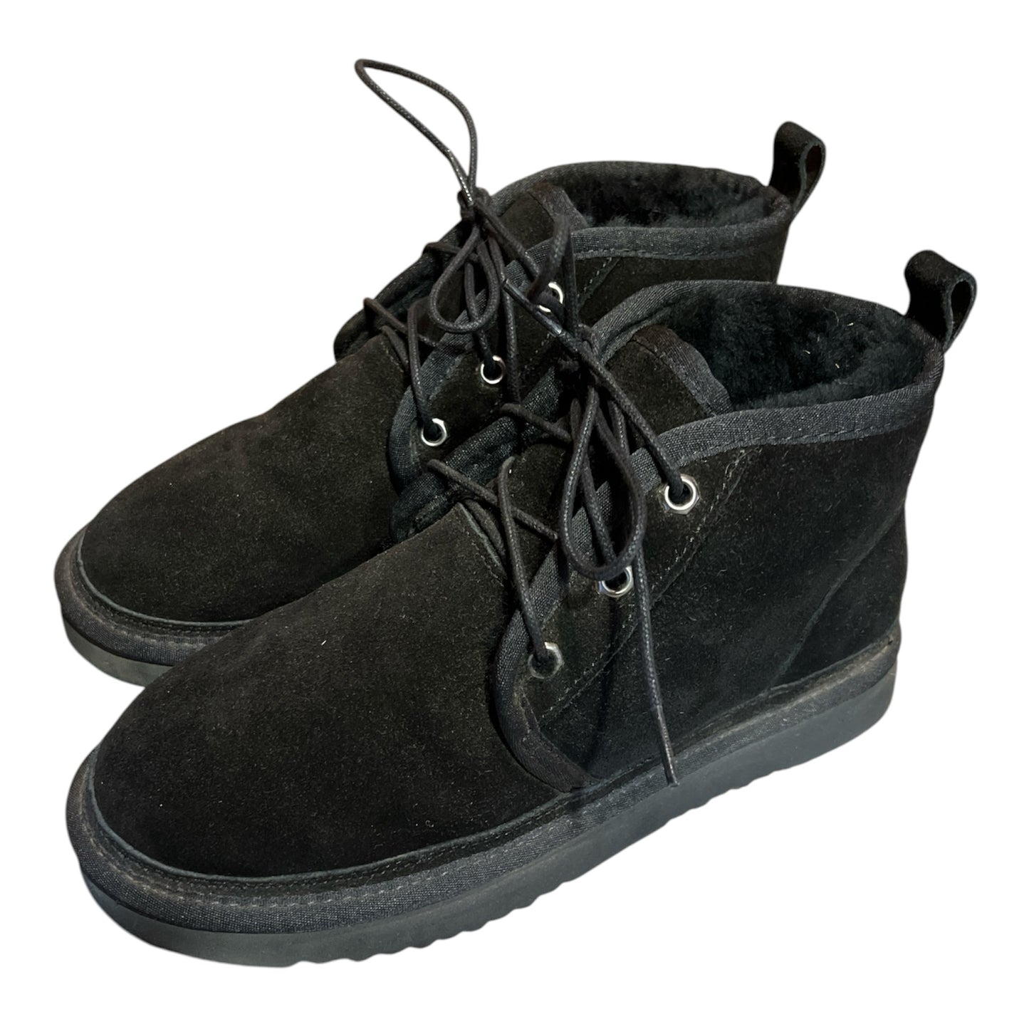 Botines chukka La Pichilemina de gamuza negra con cordones, interior forrado en piel sintética y suela de goma resistente.