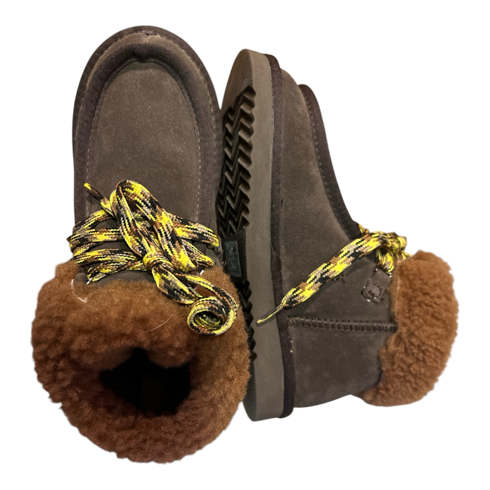 Botines La Pichilemina de gamuza café con forro de lana, cuello de pelaje sintético y cordones técnicos bicolor.
