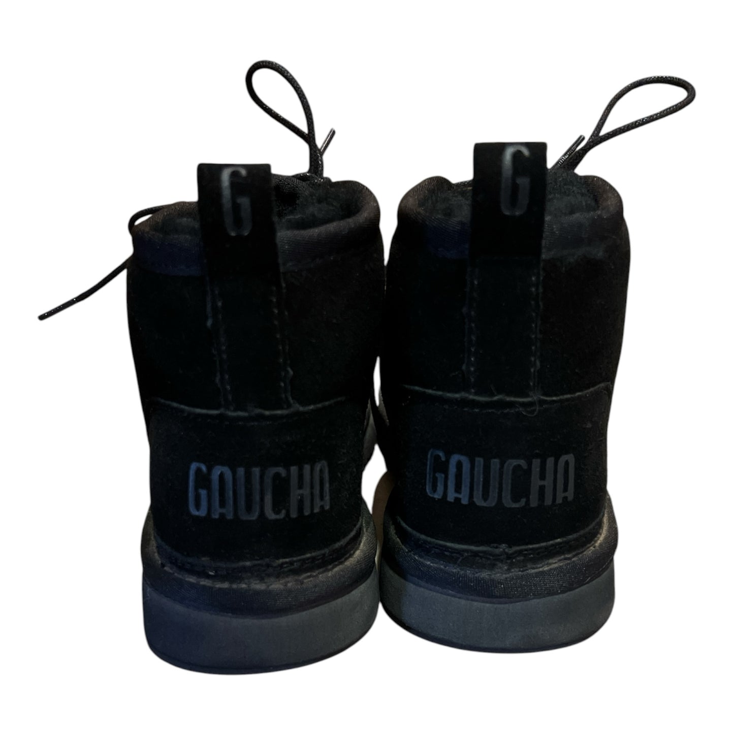 Vista posterior de botines La Pichilemina GAUCHA en gamuza negra con logo grabado y forro térmico
