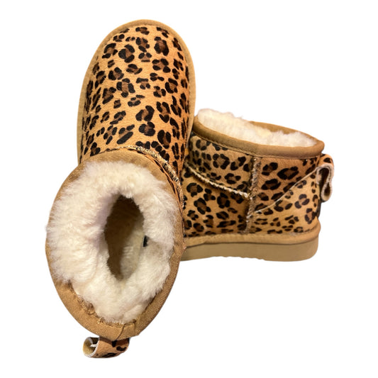 Botines La Pichilemina con estampado de leopardo, exterior texturizado y forro interior de piel sintética color crema.