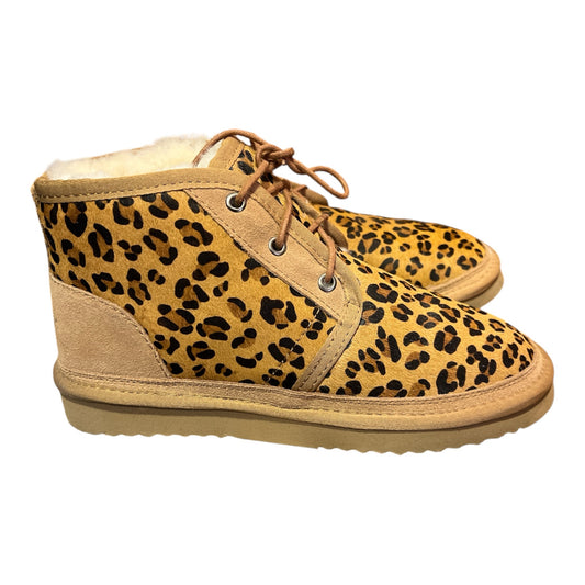 Botines La Pichilemina de gamuza con estampado de leopardo, cordones y forro interior de piel sintética suave.