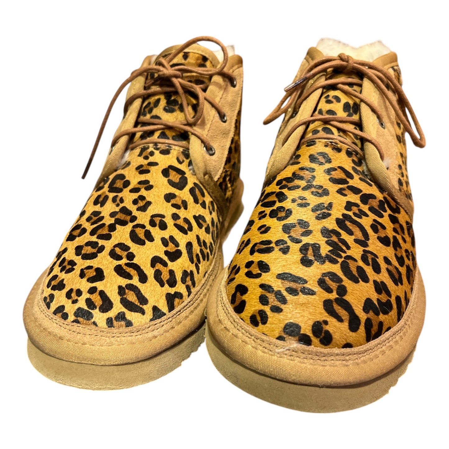 Botines La Pichilemina de gamuza con estampado de leopardo, cordones y forro interior de piel sintética suave.