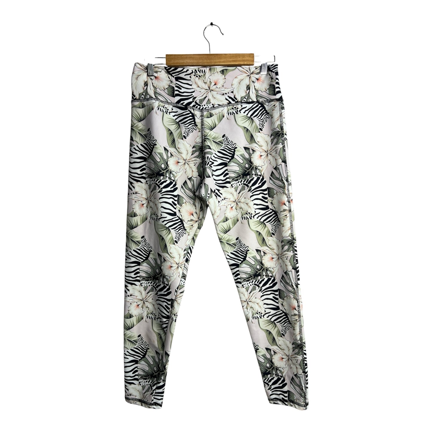 Calzas deportivas La Pichilemina de tiro alto con estampado floral tropical y cebra en tonos neutros y verdes.