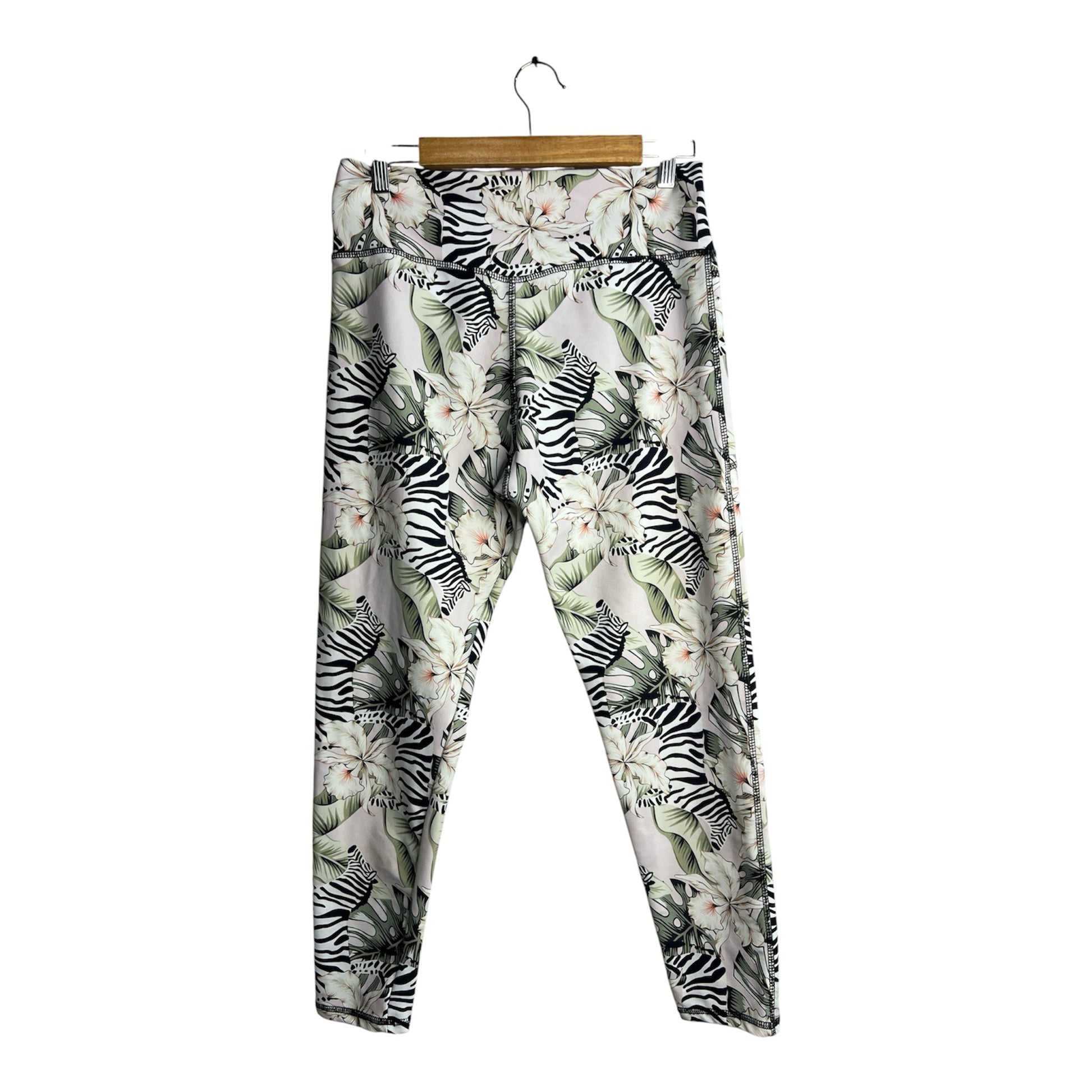 Calzas deportivas La Pichilemina de tiro alto con estampado floral tropical y cebra en tonos neutros y verdes.