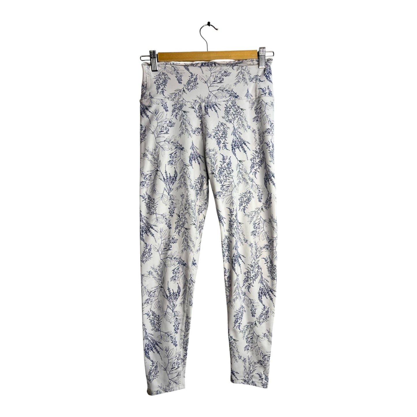 Calzas deportivas La Pichilemina de tiro alto con estampado botánico azul sobre fondo claro, ideales para yoga y pilates.