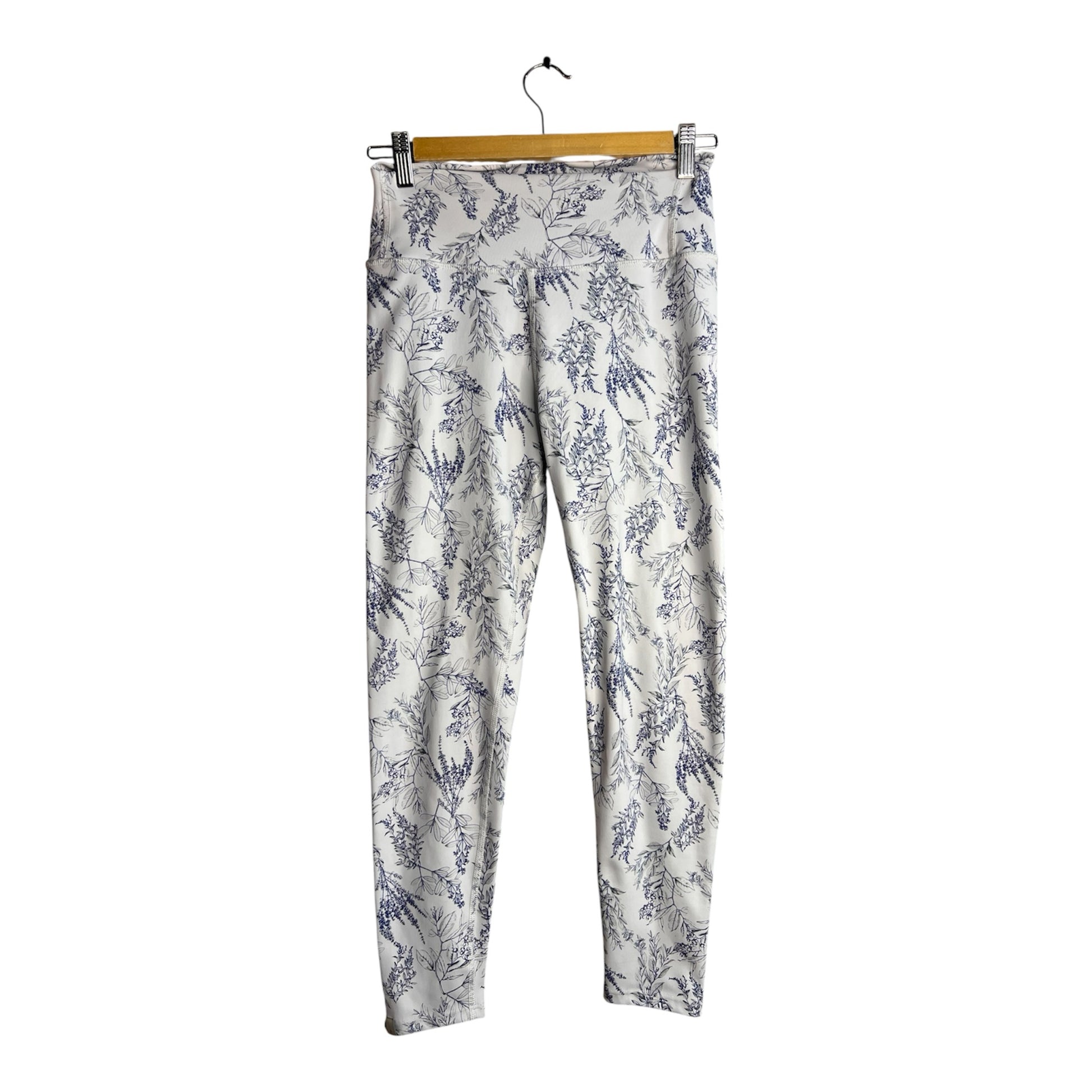 Calzas deportivas La Pichilemina de tiro alto con estampado botánico azul sobre fondo claro, ideales para yoga y pilates.