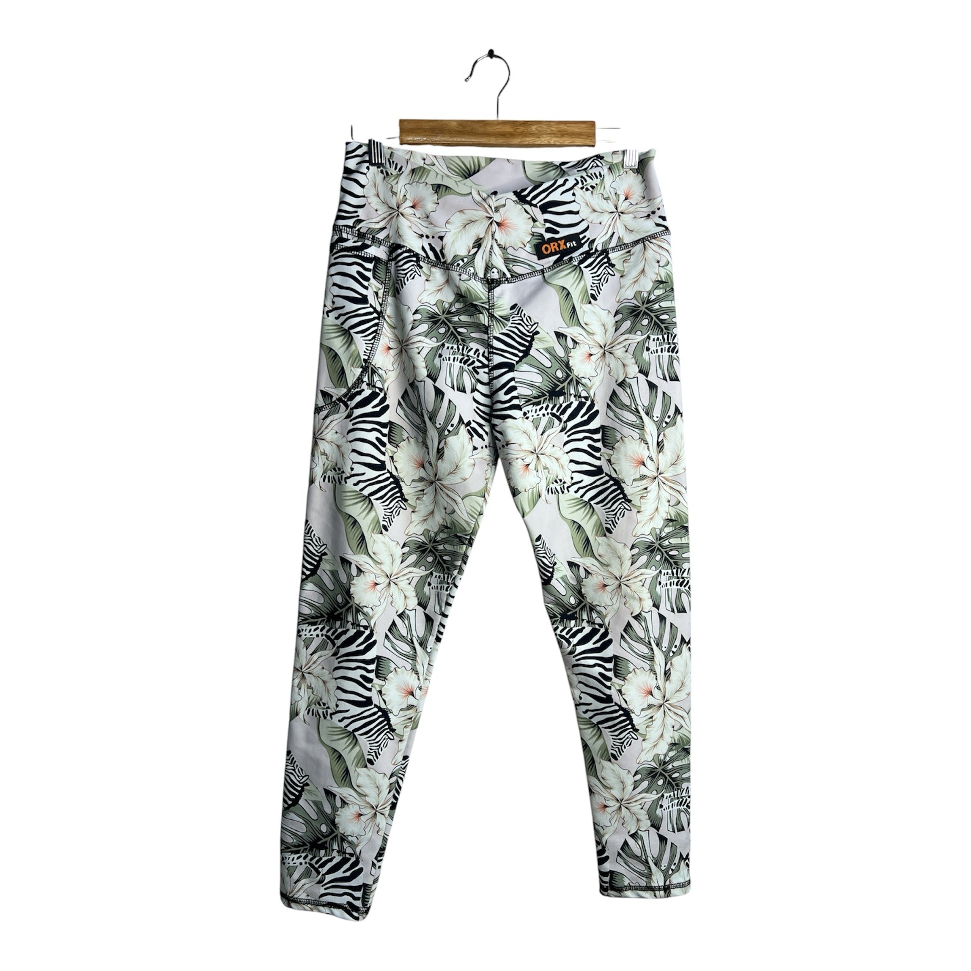 Calzas deportivas La Pichilemina de tiro alto con estampado tropical de flores y cebra en tonos verdes y blancos.