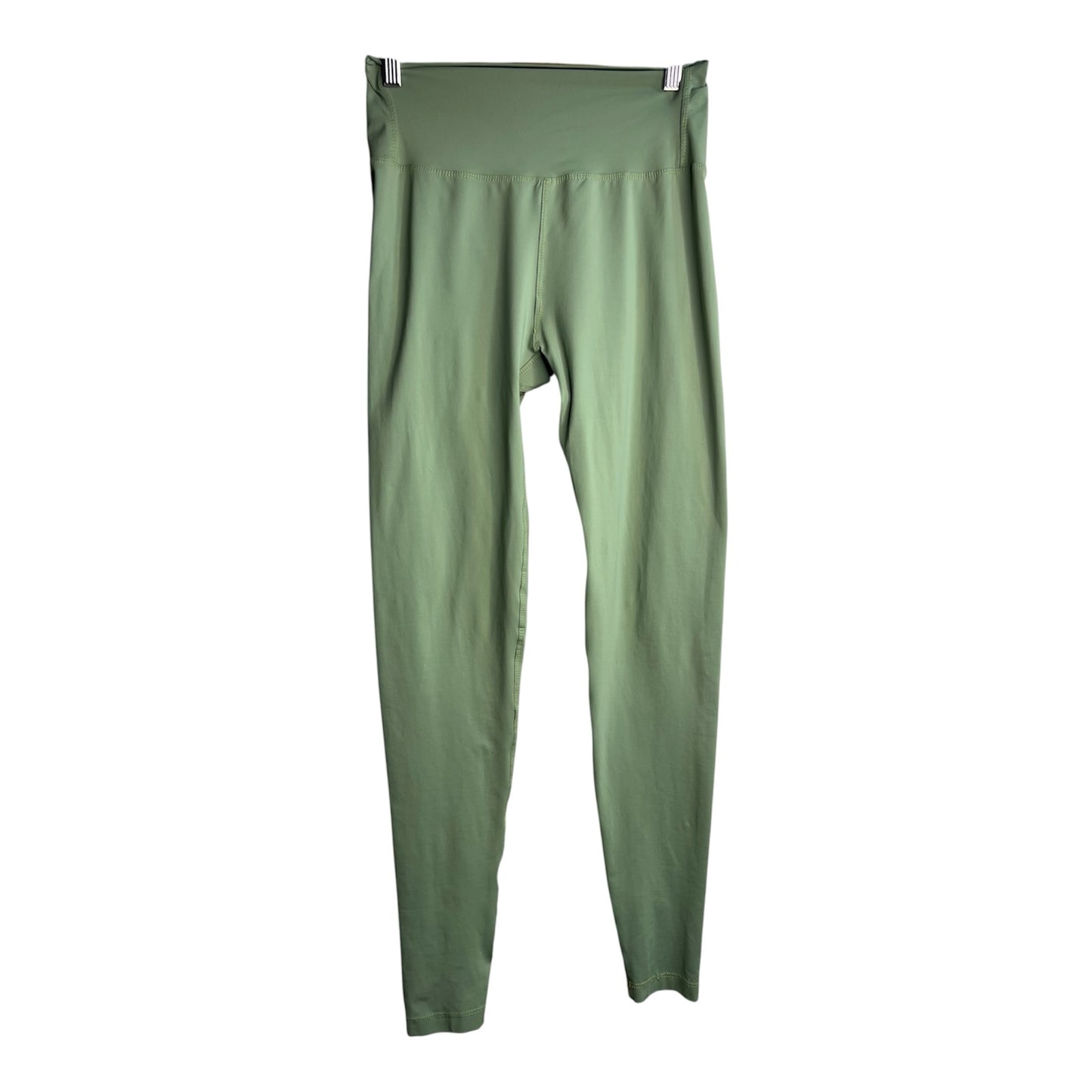 Calzas deportivas La Pichilemina de tiro alto en color verde oliva, confeccionadas en tela técnica elástica y suave.