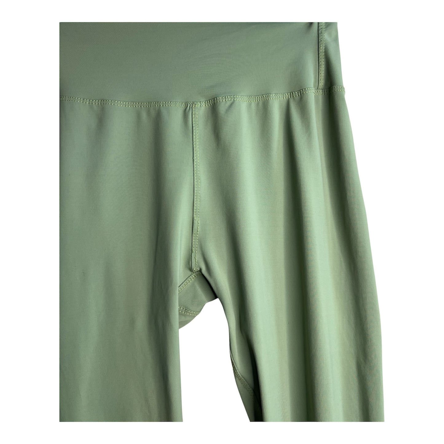Calzas deportivas La Pichilemina de tiro alto en color verde oliva con tela técnica elástica y costuras reforzadas.