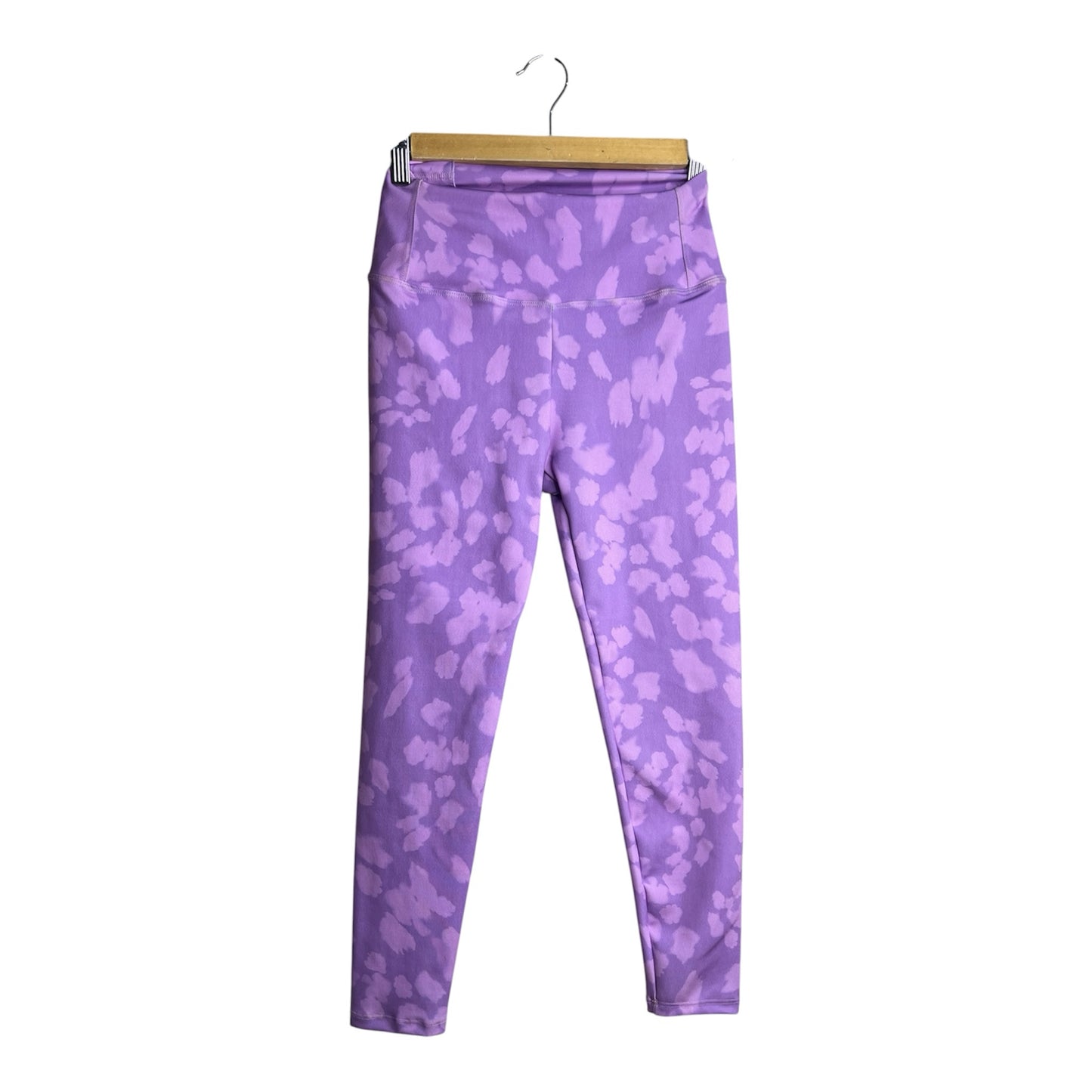 Calzas deportivas La Pichilemina de tiro alto con estampado animal print en tonos violeta y lila.