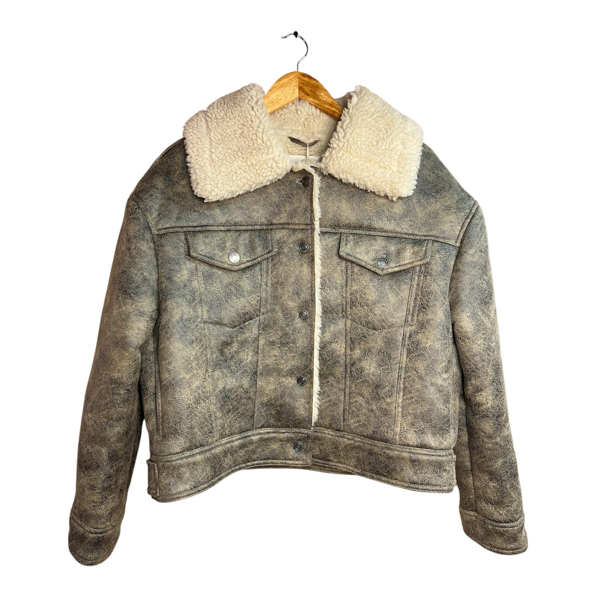 Chaqueta La Pichilemina estilo aviador de cuero desgastado color tierra con forro y cuello de chiporro crema.