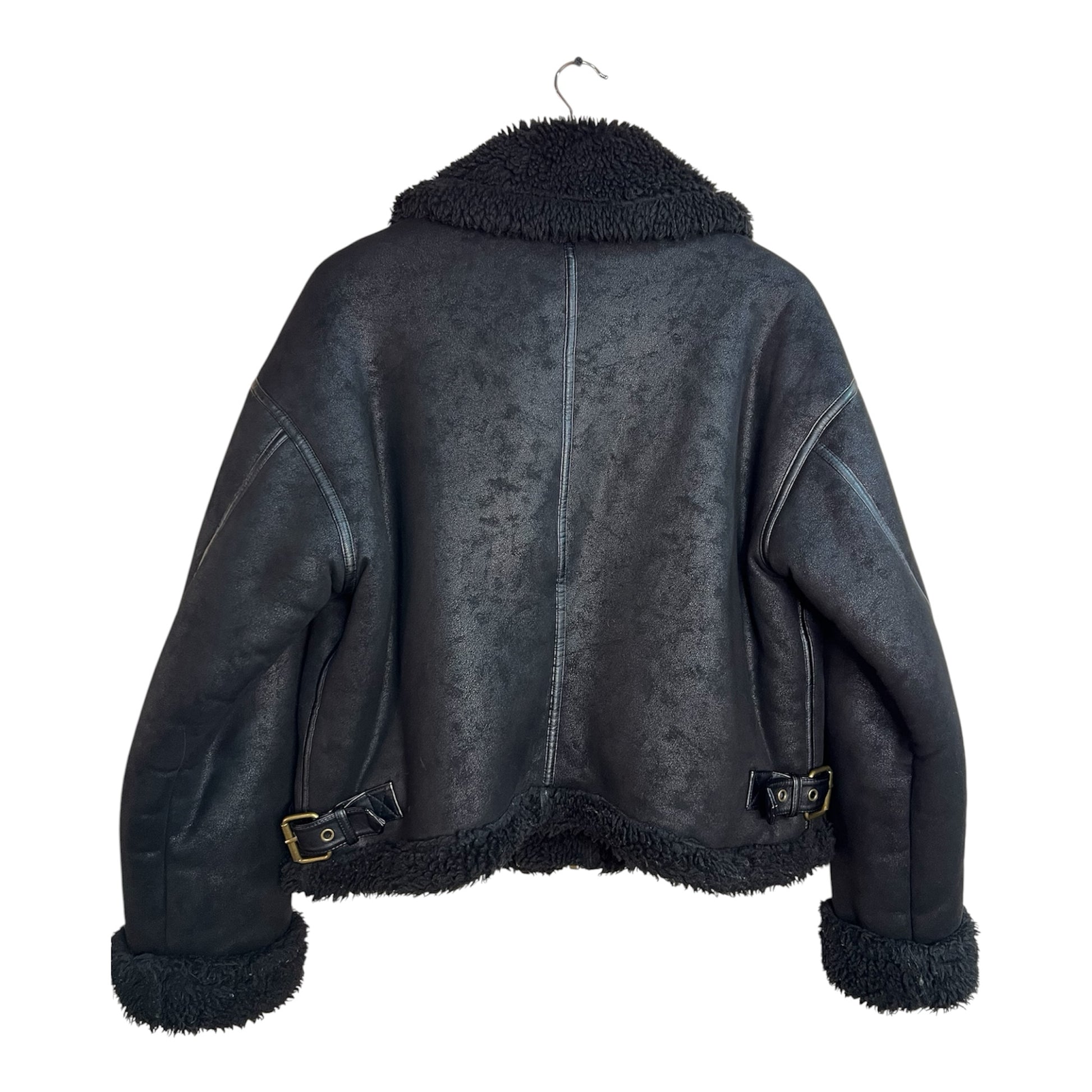 Chaqueta aviador La Pichilemina negra de cuero sintético con forro de chiporro, cuello y puños peludos, vista trasera.