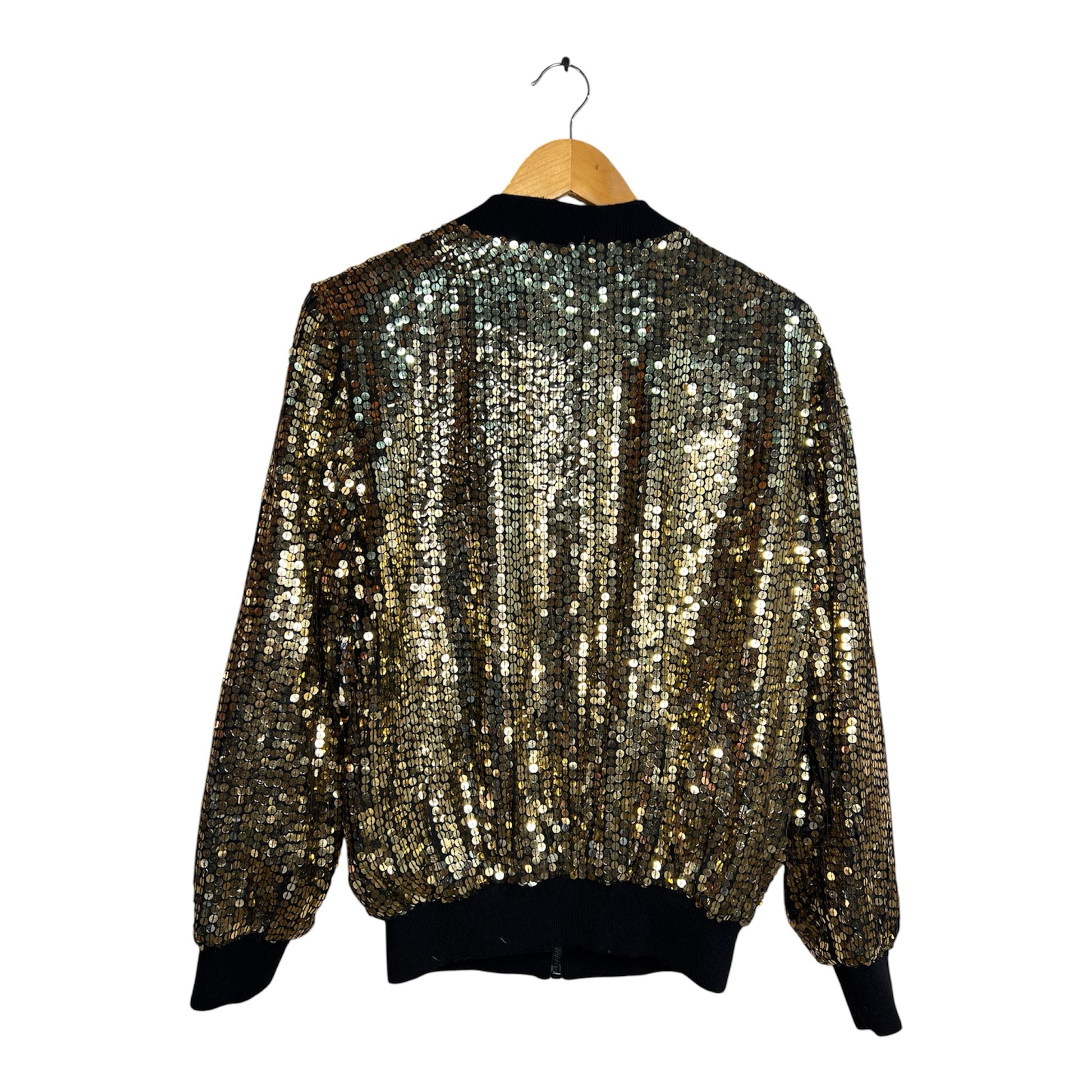 Chaqueta bomber La Pichilemina con lentejuelas doradas brillantes, cuello y puños de tejido rib negro, vista trasera.