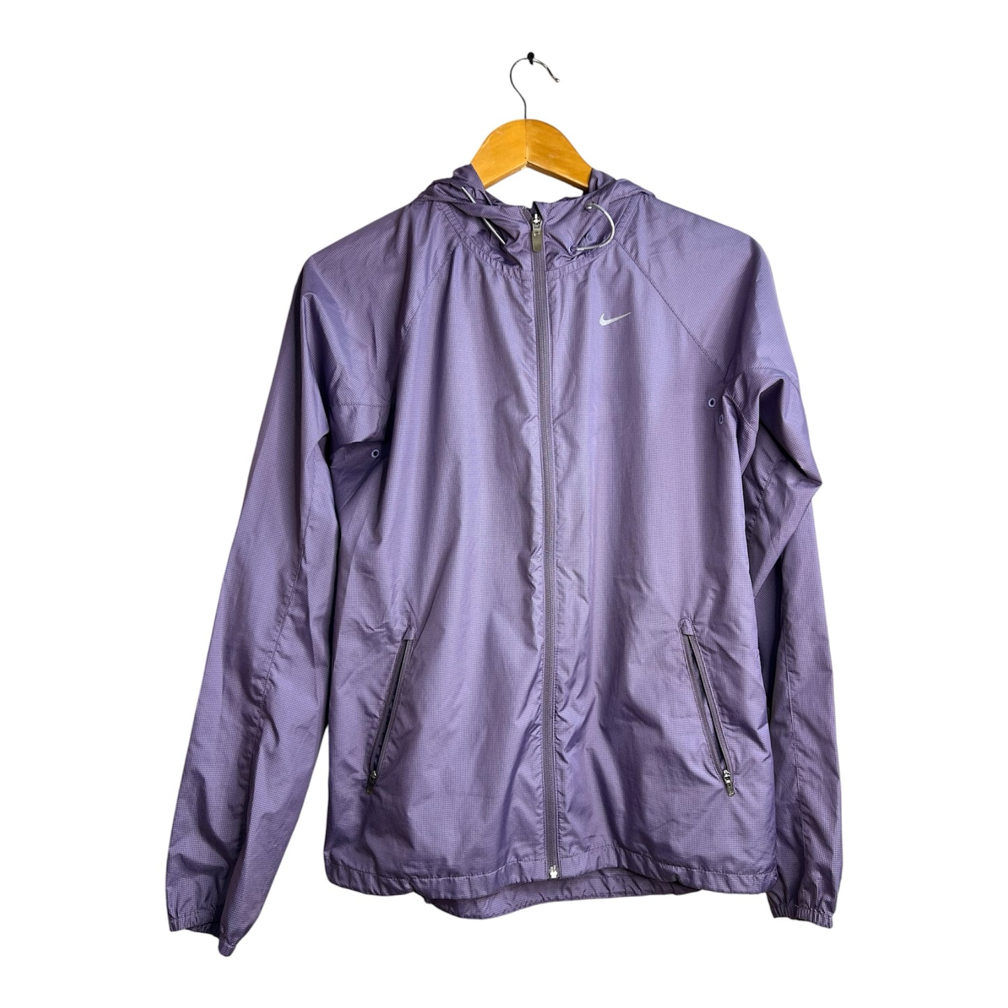 Chaqueta deportiva Nike morada con capucha, cierre frontal y bolsillos con cremallera, disponible en La Pichilemina.