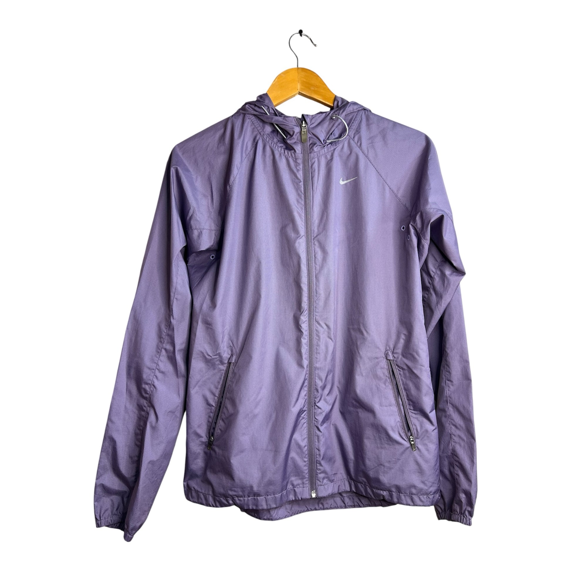 Chaqueta deportiva Nike morada con capucha, cierre frontal y bolsillos con cremallera, disponible en La Pichilemina.