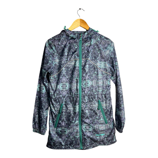 Chaqueta impermeable La Pichilemina con capucha, estampado abstracto azul y verde, cierre frontal y bolsillos.
