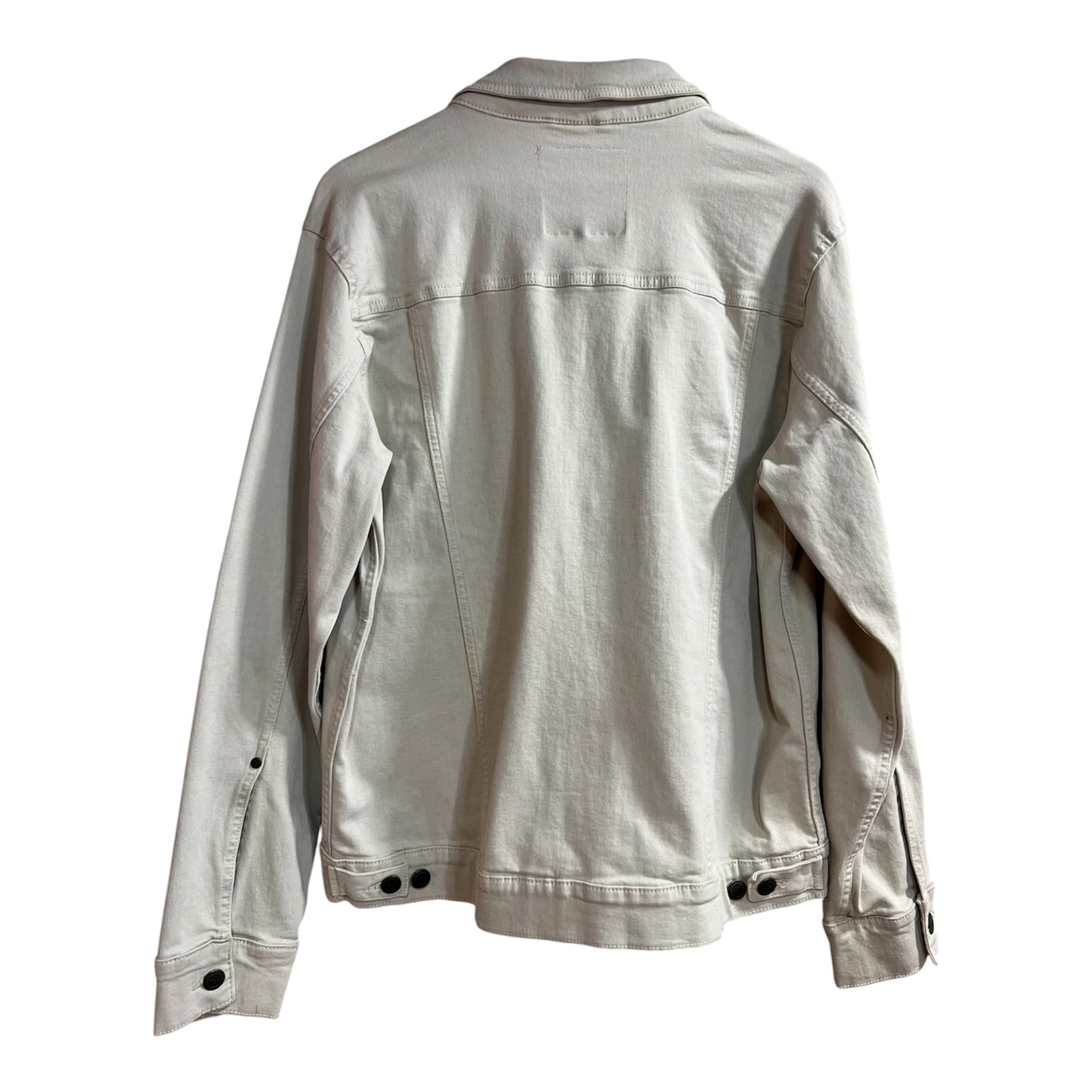 Vista trasera de chaqueta de mezclilla La Pichilemina en color beige claro con costuras reforzadas y botones