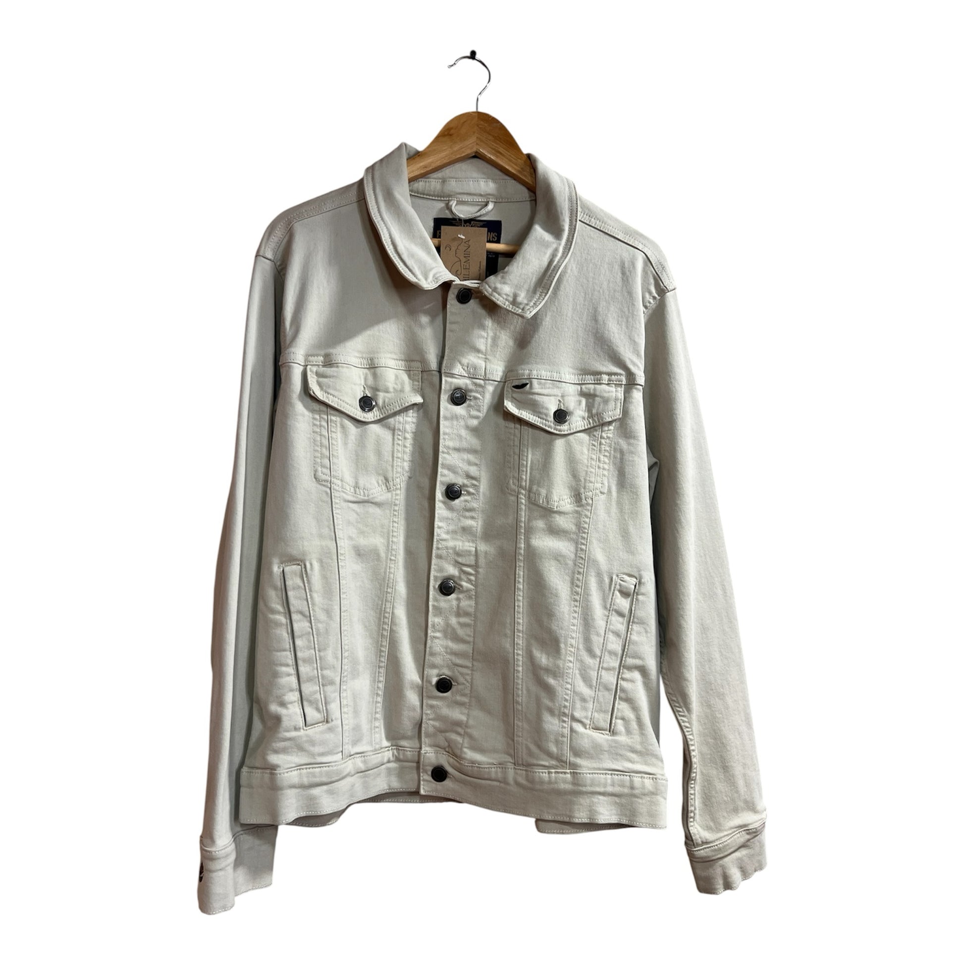 Chaqueta de mezclilla La Pichilemina en color beige claro con botones metálicos, bolsillos frontales y corte clásico.