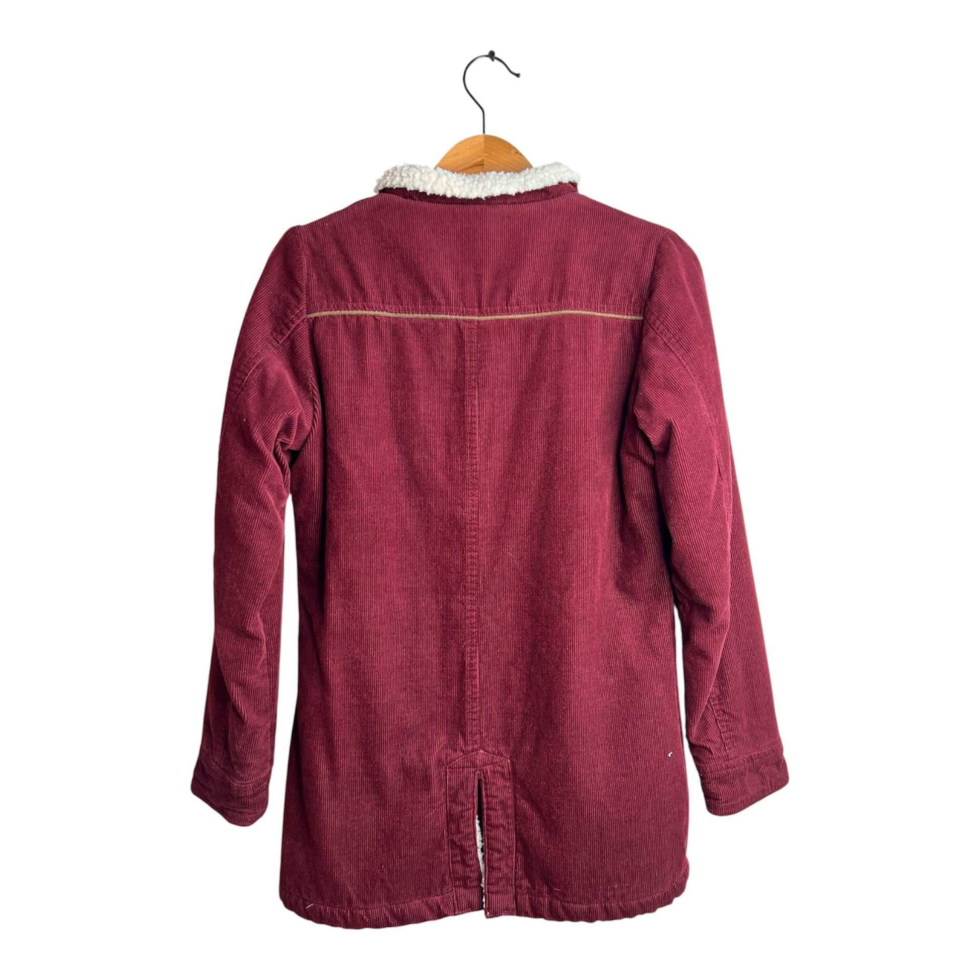 Chaqueta de pana burdeo La Pichilemina con cuello de chiporro blanco, vista trasera con abertura y costura detallada.