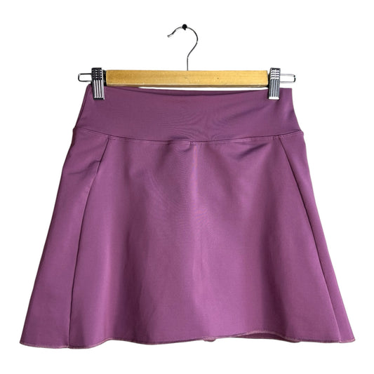 Falda deportiva corta color morado de La Pichilemina con pretina ancha y diseño acampanado de secado rápido