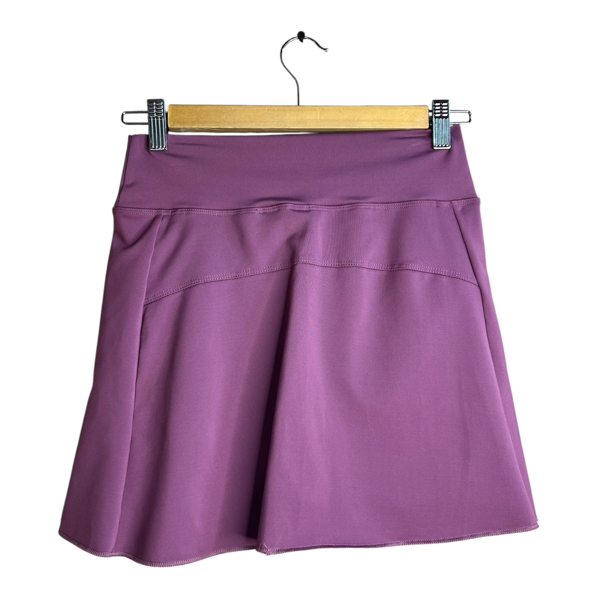 Falda deportiva corta morada de La Pichilemina con pretina ancha y diseño acampanado para entrenamiento