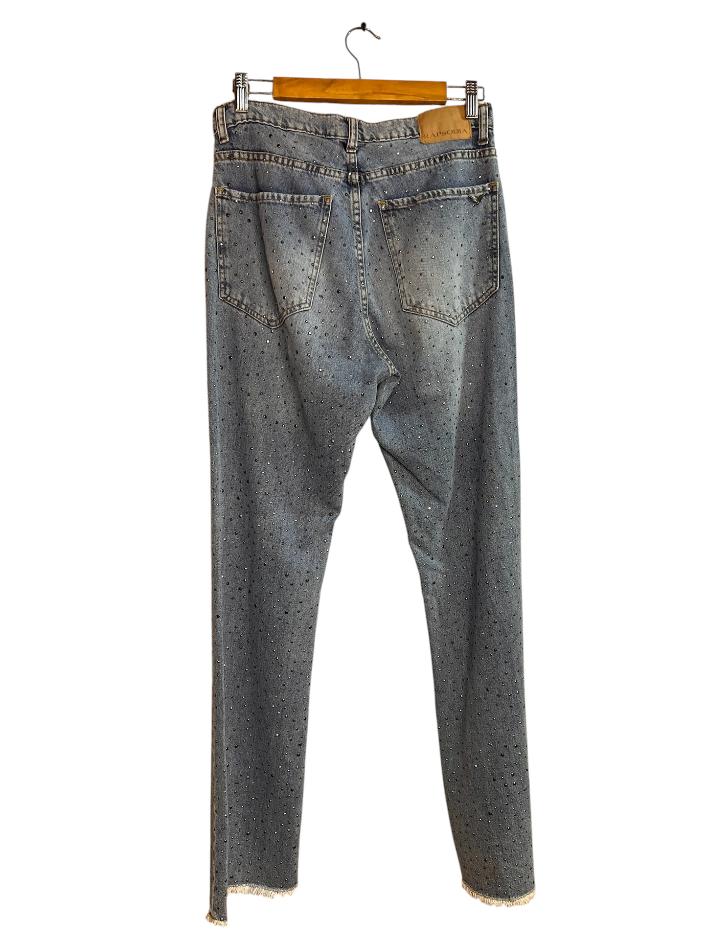 Jeans rectos La Pichilemina de denim azul claro con brillantes incrustados y bajo deshilachado, estilo casual chic.