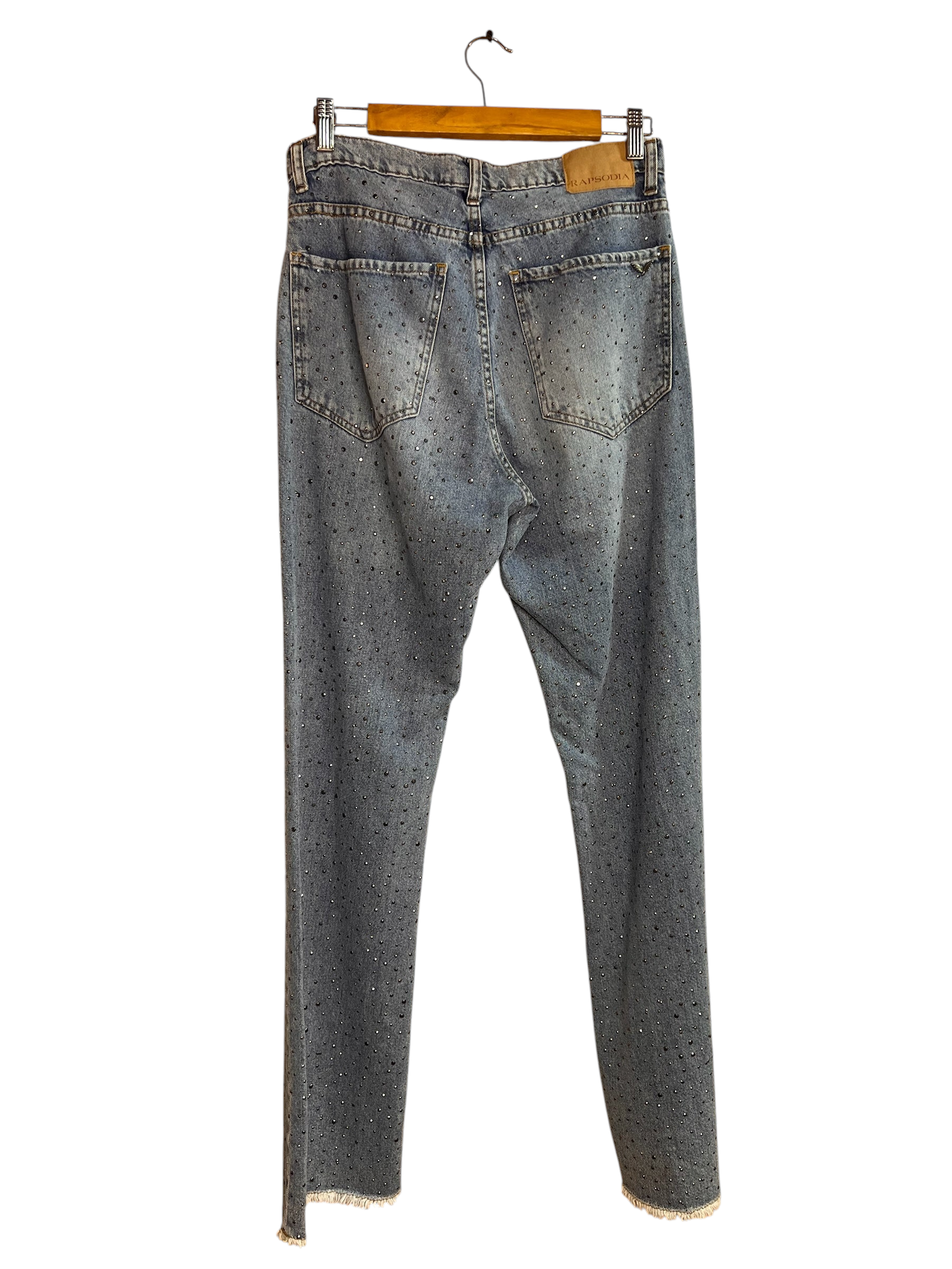 Jeans rectos La Pichilemina de denim azul claro con brillantes incrustados y bajo deshilachado, estilo casual chic.