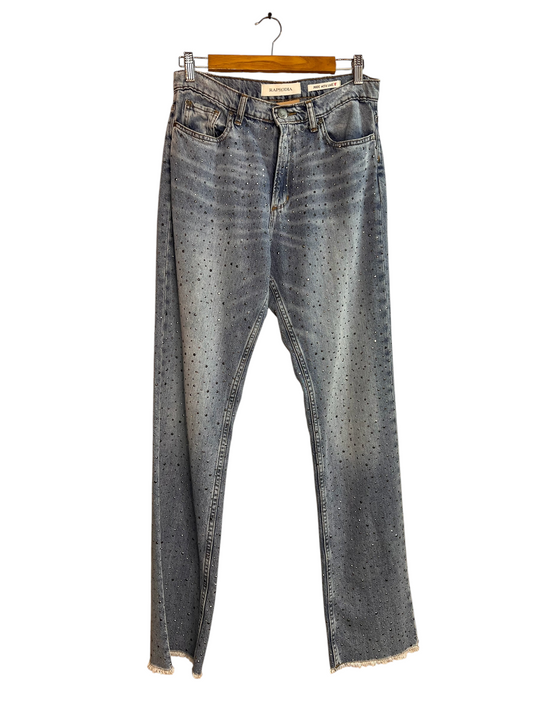Jeans rectos La Pichilemina de denim azul claro con aplicaciones de brillantes y bajo deshilachado.