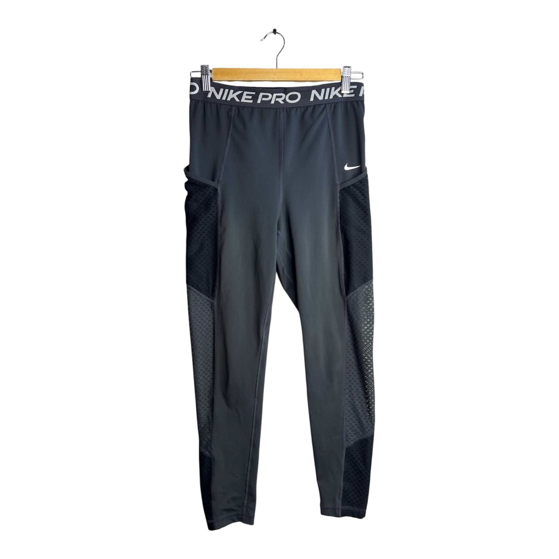Leggings deportivos La Pichilemina Nike Pro negros con paneles de malla laterales y cintura elástica con logo