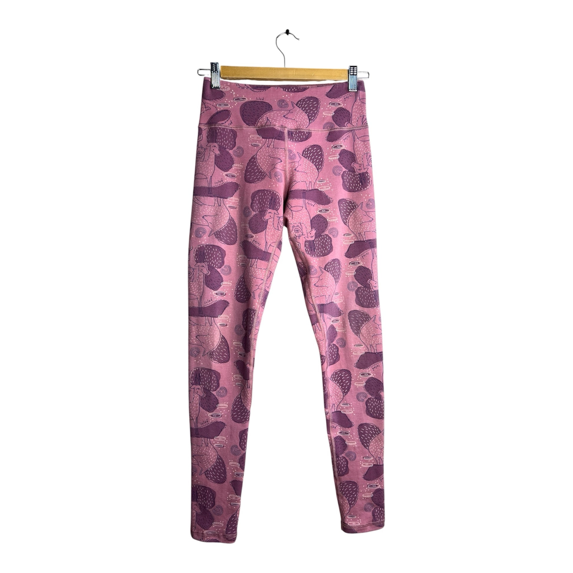 Leggings de tiro alto La Pichilemina en color rosado con estampado artístico lúdico, tela elástica y pretina firme.