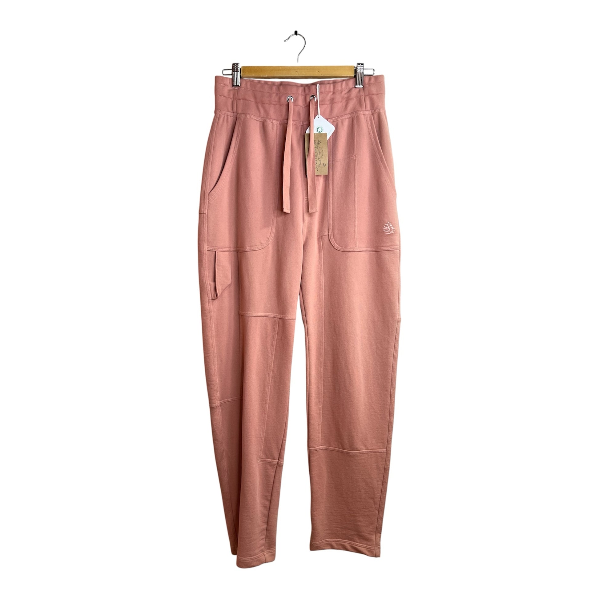 Pantalón jogger La Pichilemina color rosado de algodón con cintura elástica, cordón ajustable y bolsillos laterales.